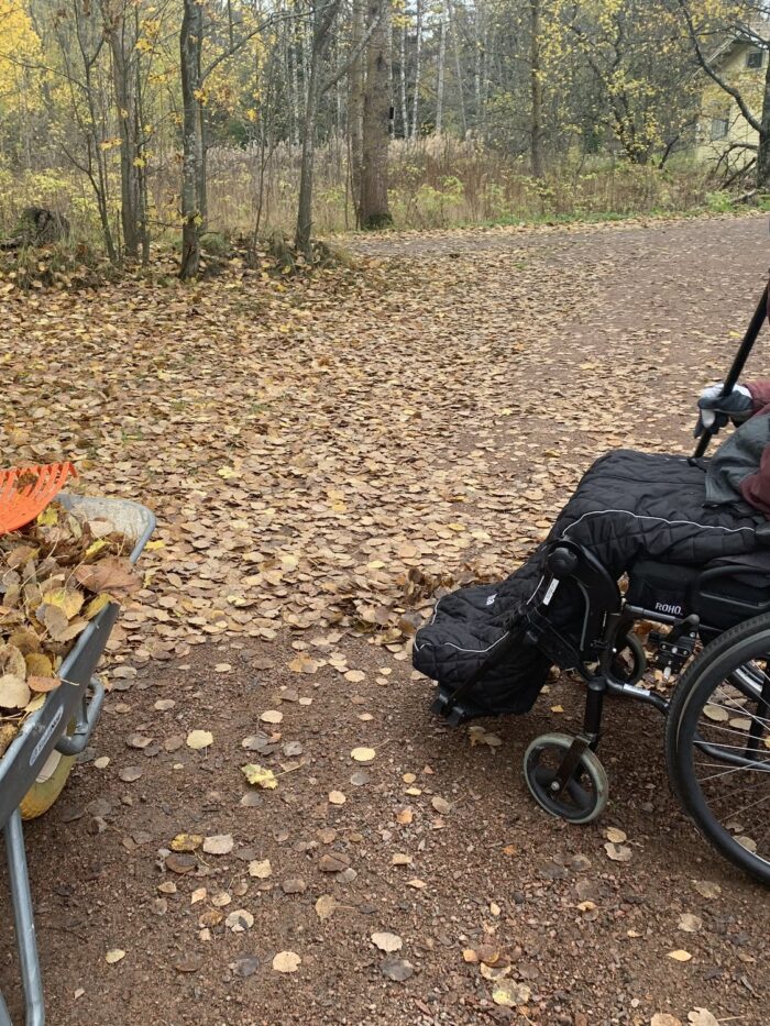 Ulkoilija haravoimassa syksyn lehtiä Helppo ulkoilupussissa