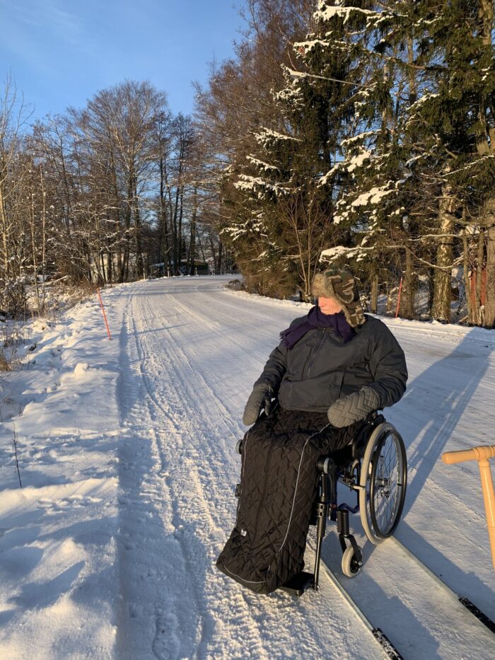 Ulkoilija Helppo talviulkoilupussissa lumisella tiellä